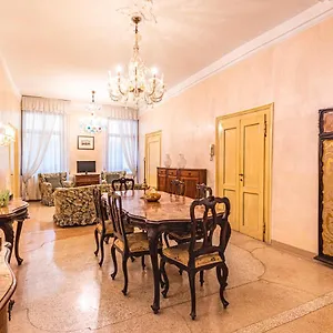  Apartment Casa Vescovo, Free Wi-fi Near San Marco Square Italy